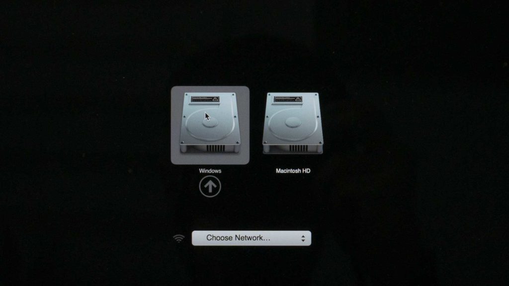 Écran de démarrage de Mac, pour sélectionner le disque sur lequel on souhaite démarrer. Ici, notre Mac nous propose de démarrer sous le disque Windows ou Macintosh HD.