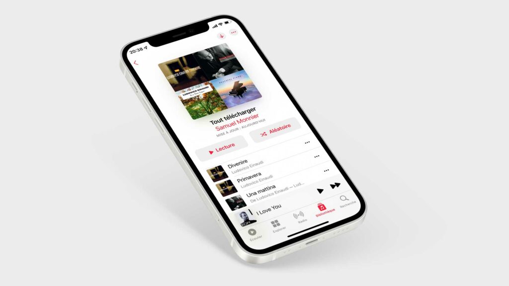 Un iPhone affiche une playlist "Tout télécharger" sur l'application Musique.